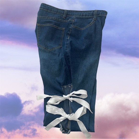 💜 Bows in a Row Skinny Denim Jeans 💜 - Picture 4 of 8